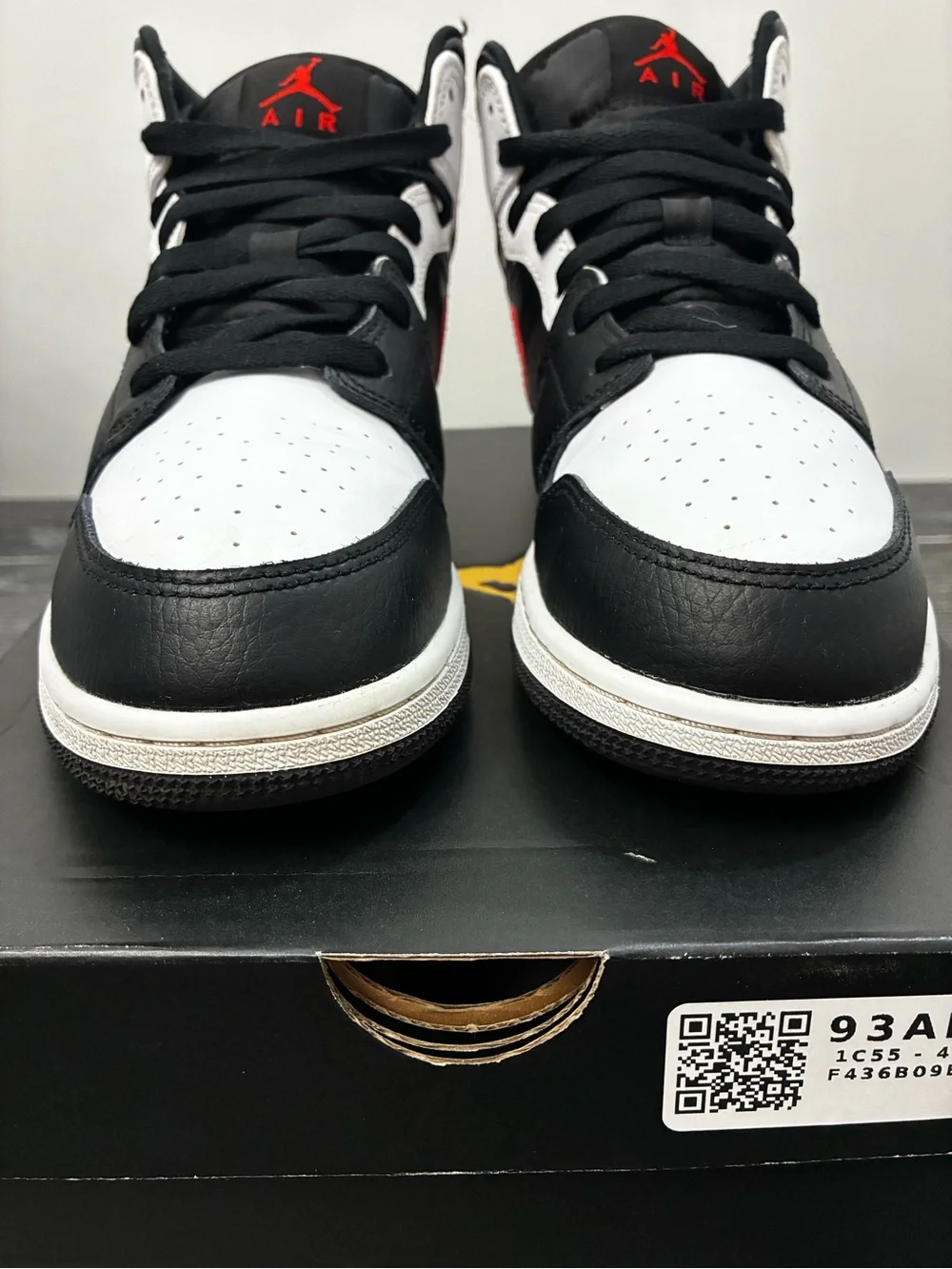 Jordan 1 Mid (GS) Black/Chile Red-White - Picture 6 of 10